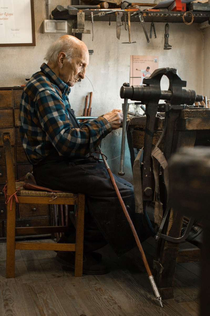 A 95 ans, Charles Bergara continuait de travailler le cuir au sein de l'atelier.jpg