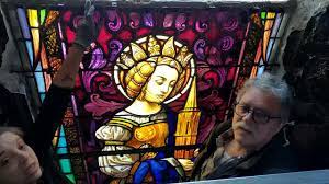 Gérald Franzetti et sa fille réparent le vitrail de Jeanne de France.jpg
