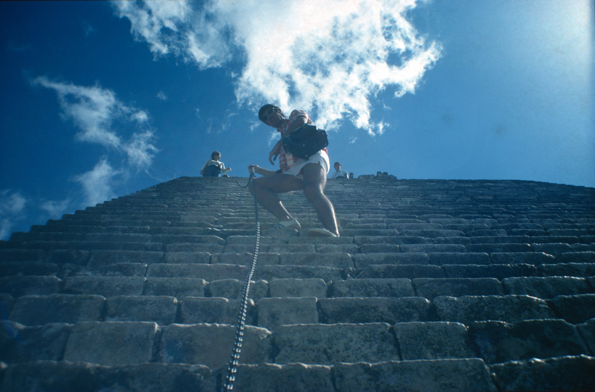 Monter ou descendre d'une pyramide pré-colombienne n'est pas tojours aisé.jpg