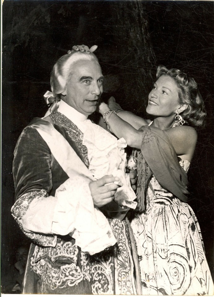 Biarritz 1953 Maurice Escande et Annabella bal marquis de Cuevas.jpg