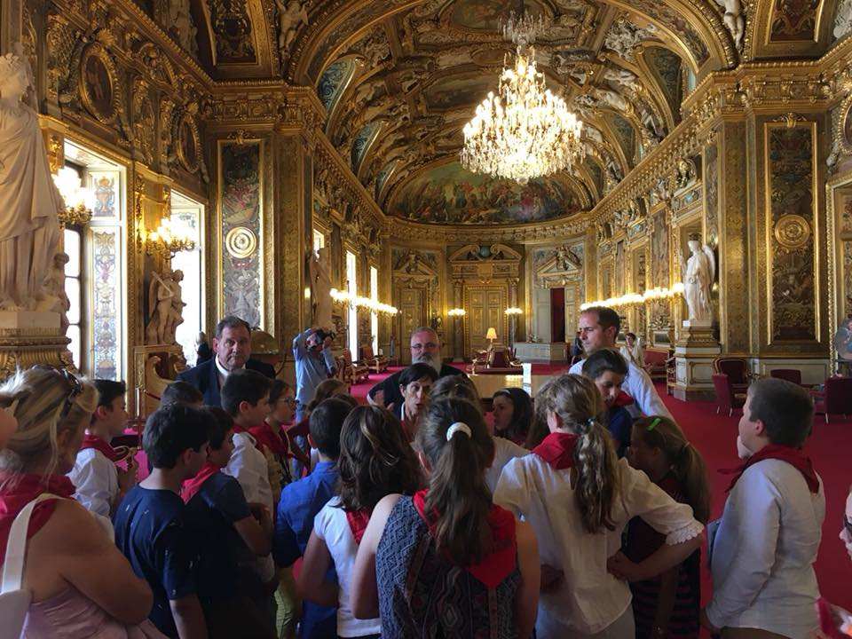Paris : des collégiens du Pays Basque visitent les institutions
