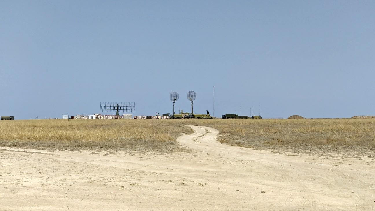 Le site de Mayak (Crimée) acceuille depuis quelques années plusieurs radars mobiles de manière permanente. En septembre 2019, il était possible d'apercevoir deux Kasta 2E2 et un RLM-M.