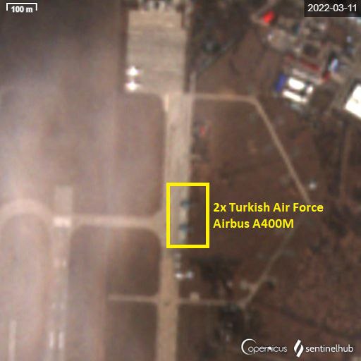 Photo satellite du 11 mars où il est possible de distinguer les deux A400M turcs bloqués à l'aéroport international de Boryspil.
