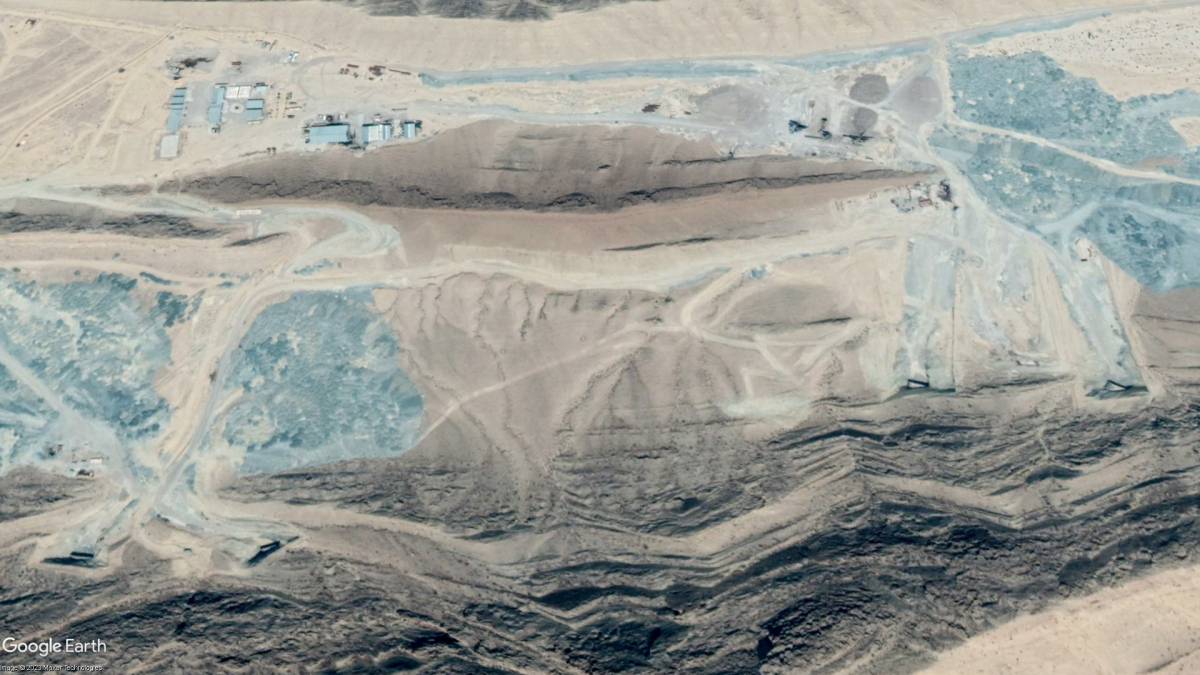 Image satellite de la base le 8 août 2018. On distingue les quatre entrée et possiblement une cinquième entrée entre les entrée 3 et 4 et les bâtiments de génie civil.