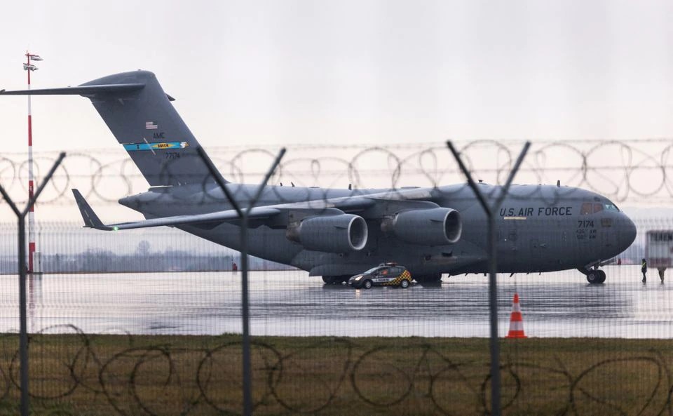 What destination for the planes carrying aid to Ukraine?
