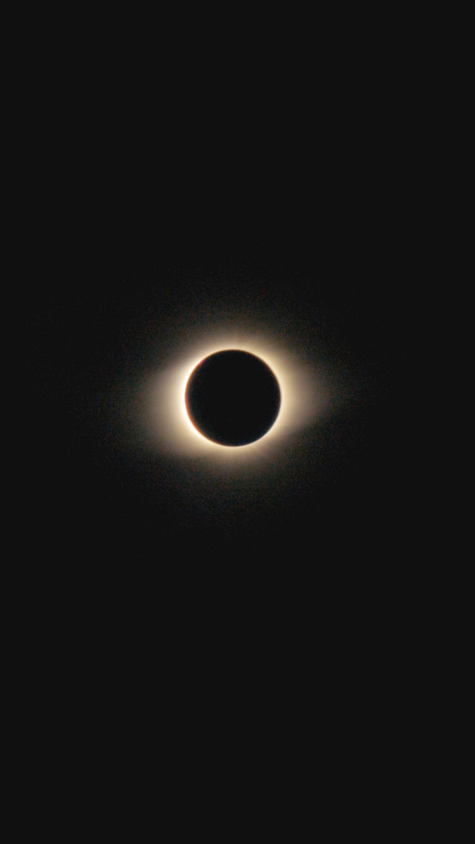 Zoom on the total solar eclipse.