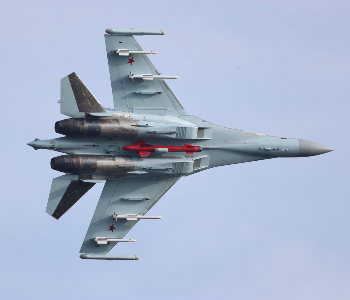 Le Su-35 dispose d'une large gamme d'armements, lui conférant des capacités anti-aériennes, d'attaque au sol et anti-navires.