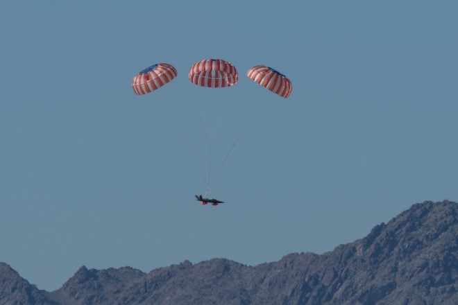 Retour sur terre d'un drone autonome XQ-58A Block 2 à l'aide de parachutes et coussins gonflables.