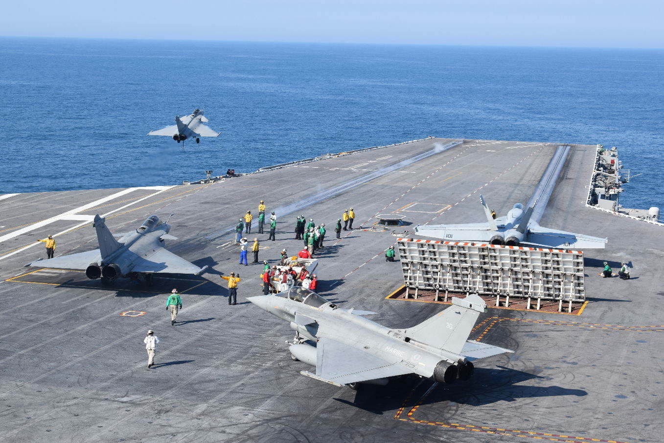 French Navy pilots train on U.S. carrier