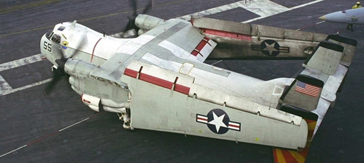 Le C-2A sur le pont d'un porte-avion américain, avec ses ailes repliées.