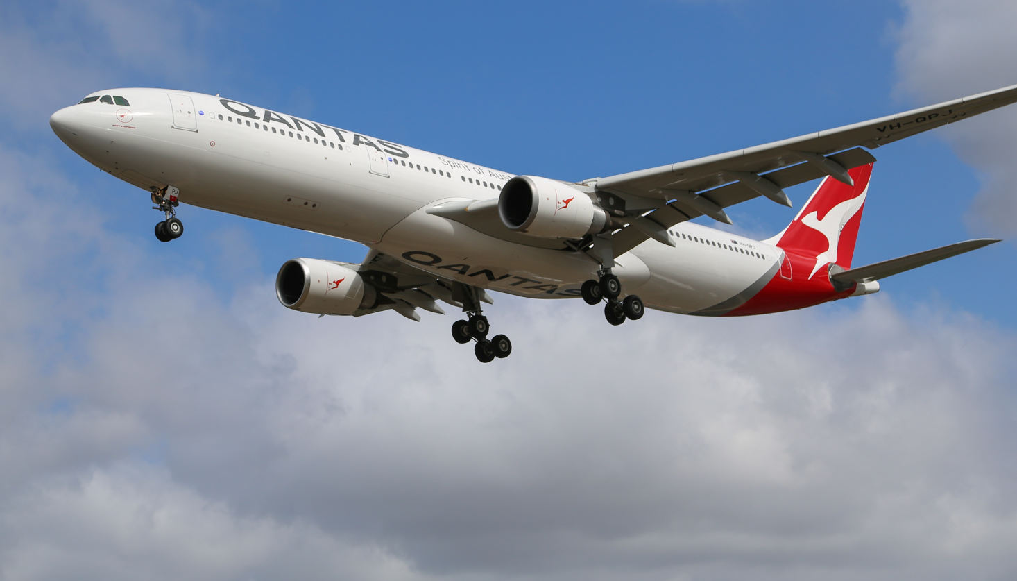Qantas commits to second pilot academy site