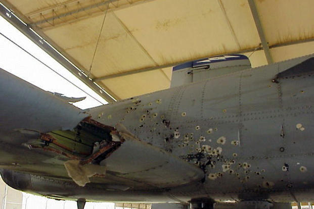 Exemple d’impact reçu sur la dérive arrière d’un A-10 lors de l’invasion de l’Irak en 2003. La pilote a pu revenir à sa base sans avoir dû effectuer un atterrissage d’urgence.