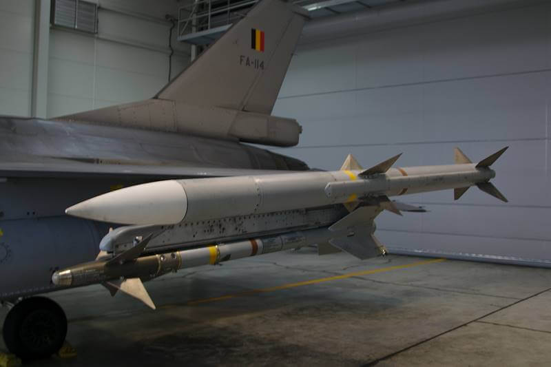 Le rêve de tout pilote ukrainien en une image : avion de combat F-16 Fighting Falcon belge avec des missiles moyenne portée AIM-120 AMRAAM (bout d'aile) et courte portée AIM-9 Sidewinder (sous-l'aile).