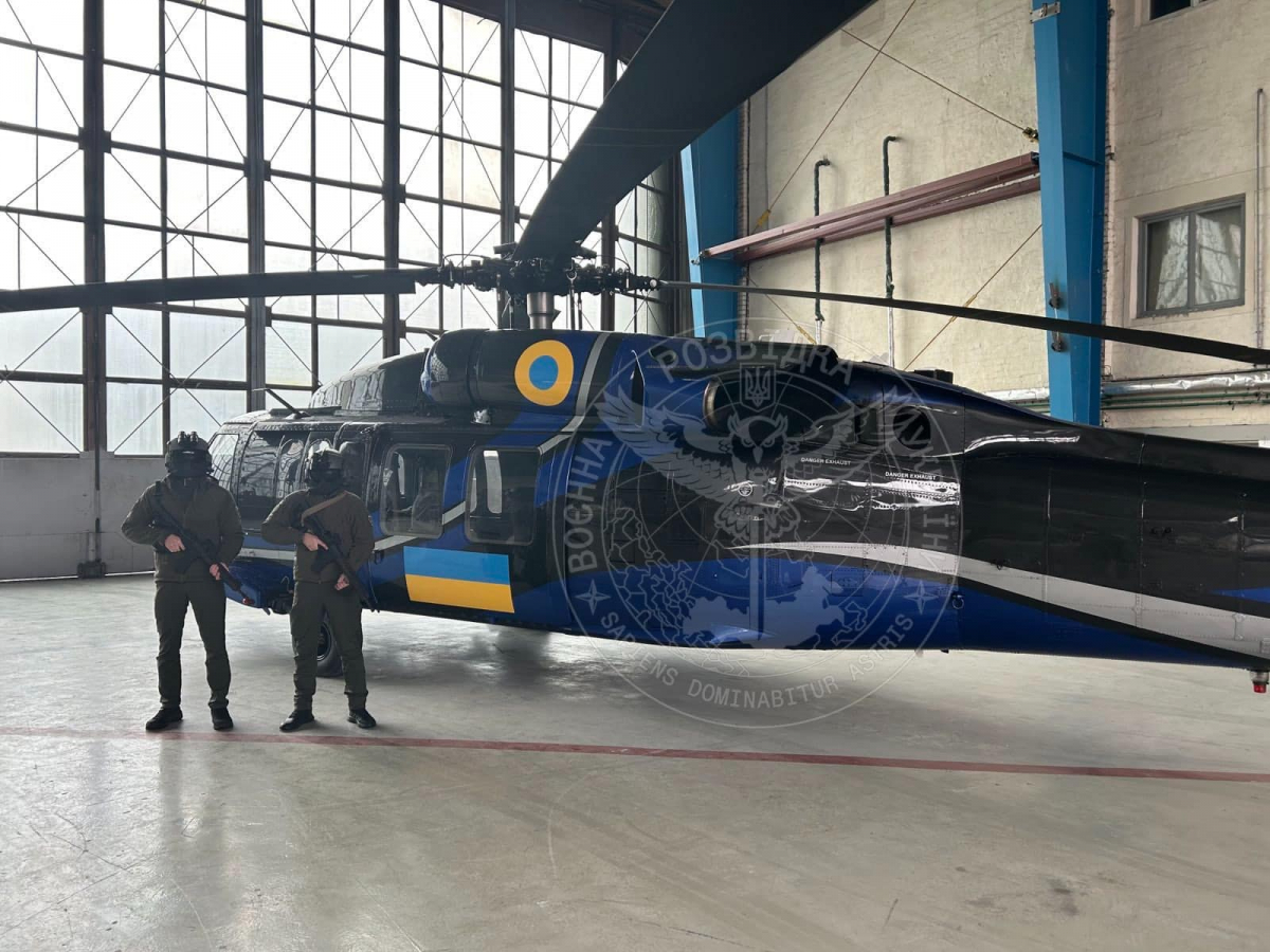 Le premier Black Hawk ukrainien au sein du GUR, avec un Mi-24 Hind.
