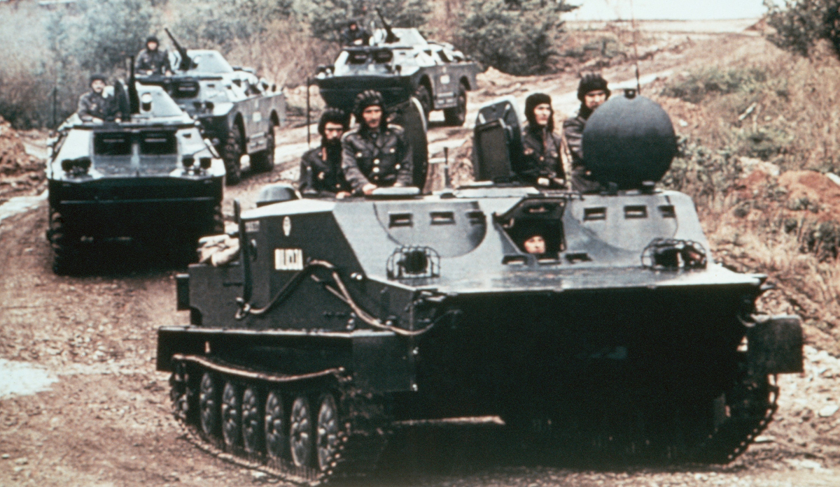 Image d'une autre époque : colonne composée d'un BTR-50PU et de trois BRDM-2 (1989).