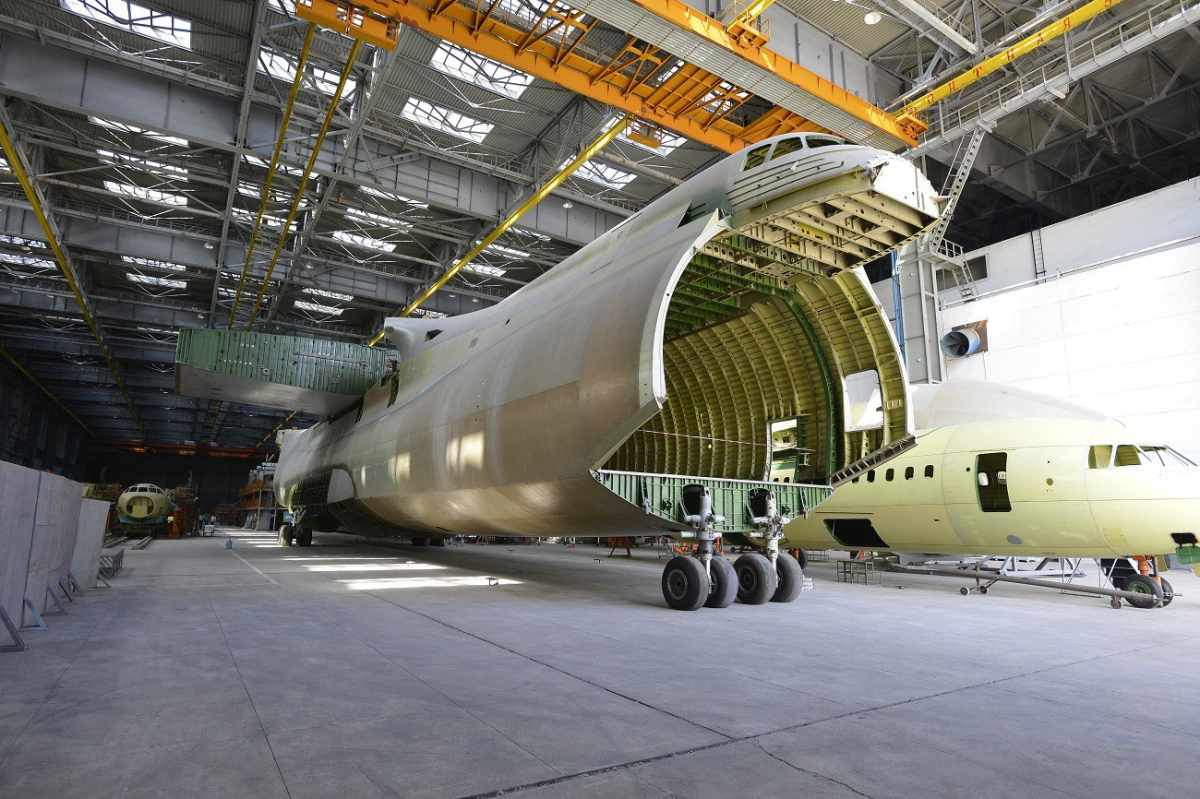 Cette image montre la structure non terminée du second An-225.