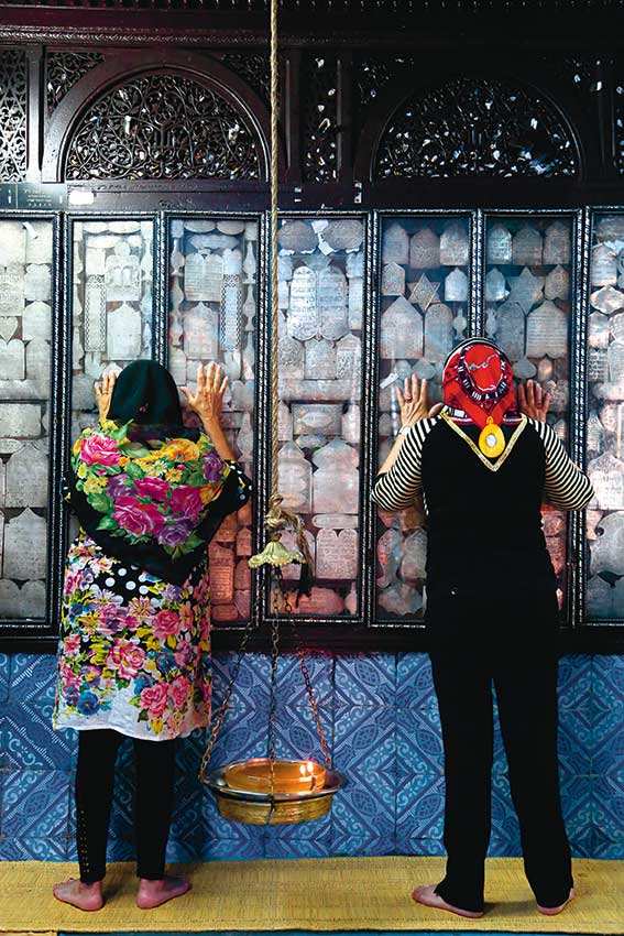Juive et musulmane priant dans la synagogue de la Ghriba, Djerba, 2014 © MuCEM / IDEMEC / Manoël Pénicaud