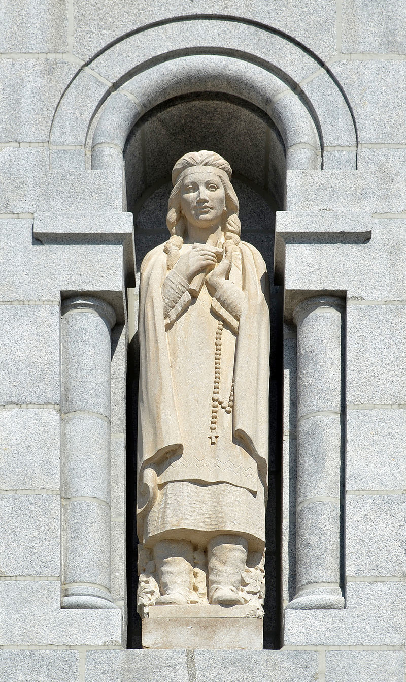 Statue de Kateri Tekakwitha à la basilique Sainte-Anne-de-Beaupré, près de la ville de Québec.