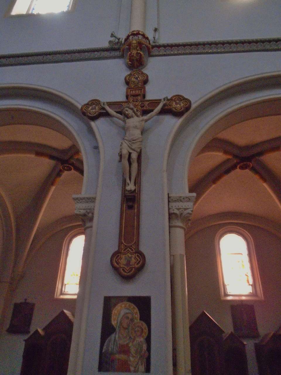 Un jeune apprentis de 15 ans a fait cette magnifique croix. Hors, une ancienne statue du Christ  n'avait plus de croix, non conservée. Tout a fait par "hasard", le Christ correspond à cette croix