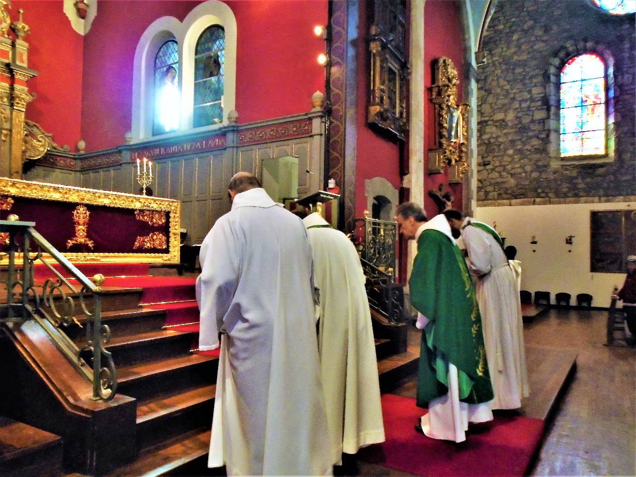 L'accueil des futurs baptisés se déroule lors d'une messe, tout près de l'autel, le Christ, salué avec respect et amour