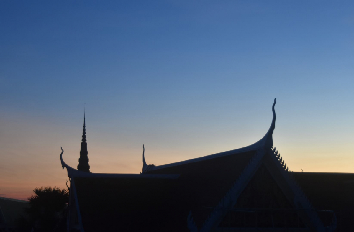 Cambodge_2023_5Phnom Penh_coucher de soleil sur une pagode.jpg