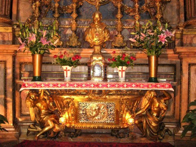 "Il fut enterré près du maître-autel de l'église de sainte Marie-Madeleine, à Rome et, ...