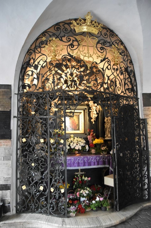 Croatie_2022_3_chapelle ouverte dédiée à la Mère de Dieu située à l'ancienne Porte de Pierre dans les anciennes murailles de Zabreg..jpg