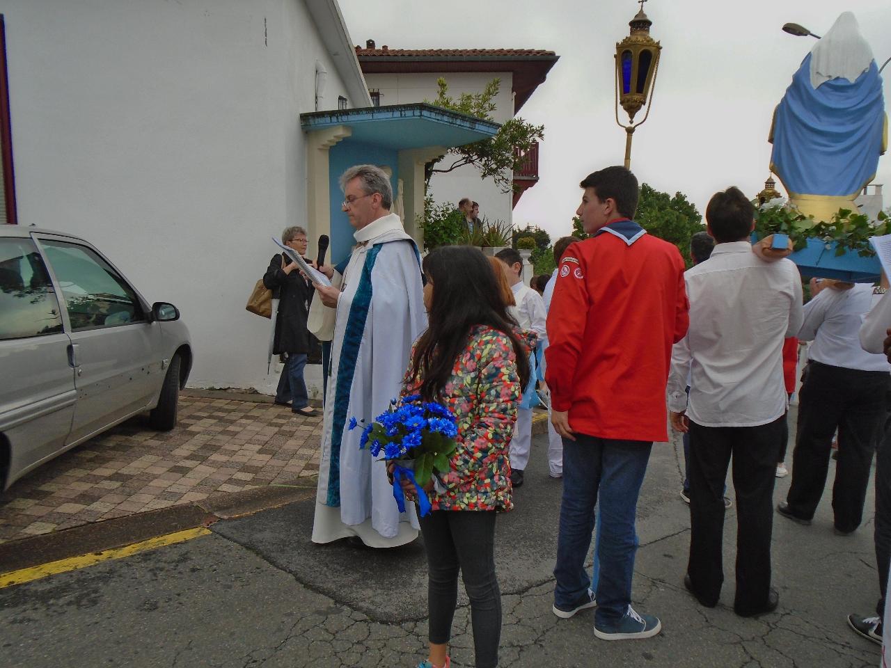 Angie porte un bouquet depuis le départ de l'église
