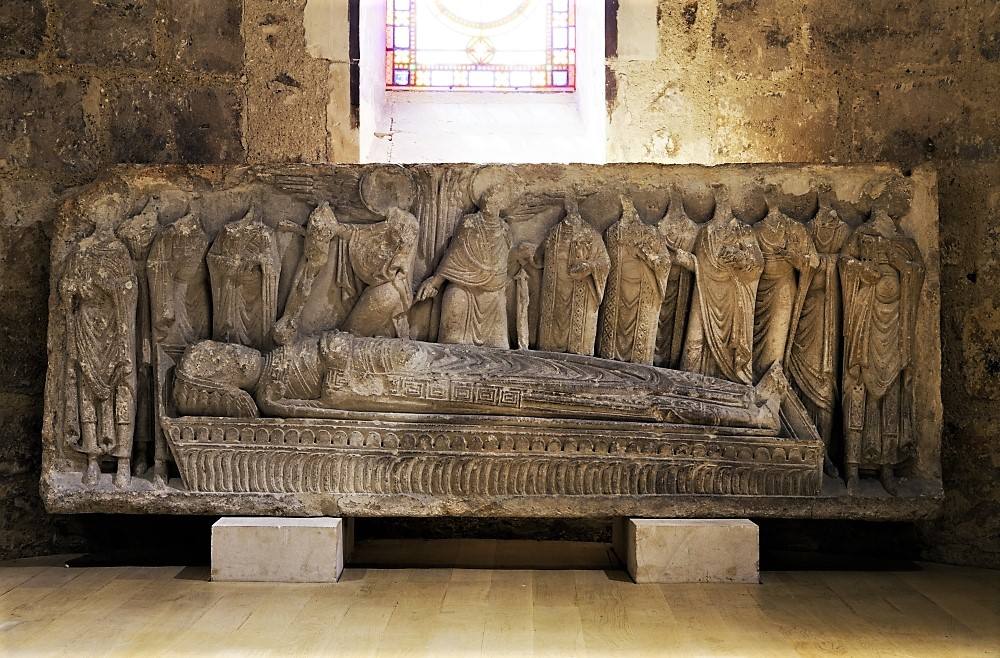 Seule face existante du Cénotaphe (monument funéraire sans tombe) de Saint Hilaire vers 1100. Hilaire, mort, est entouré de disciples et ...