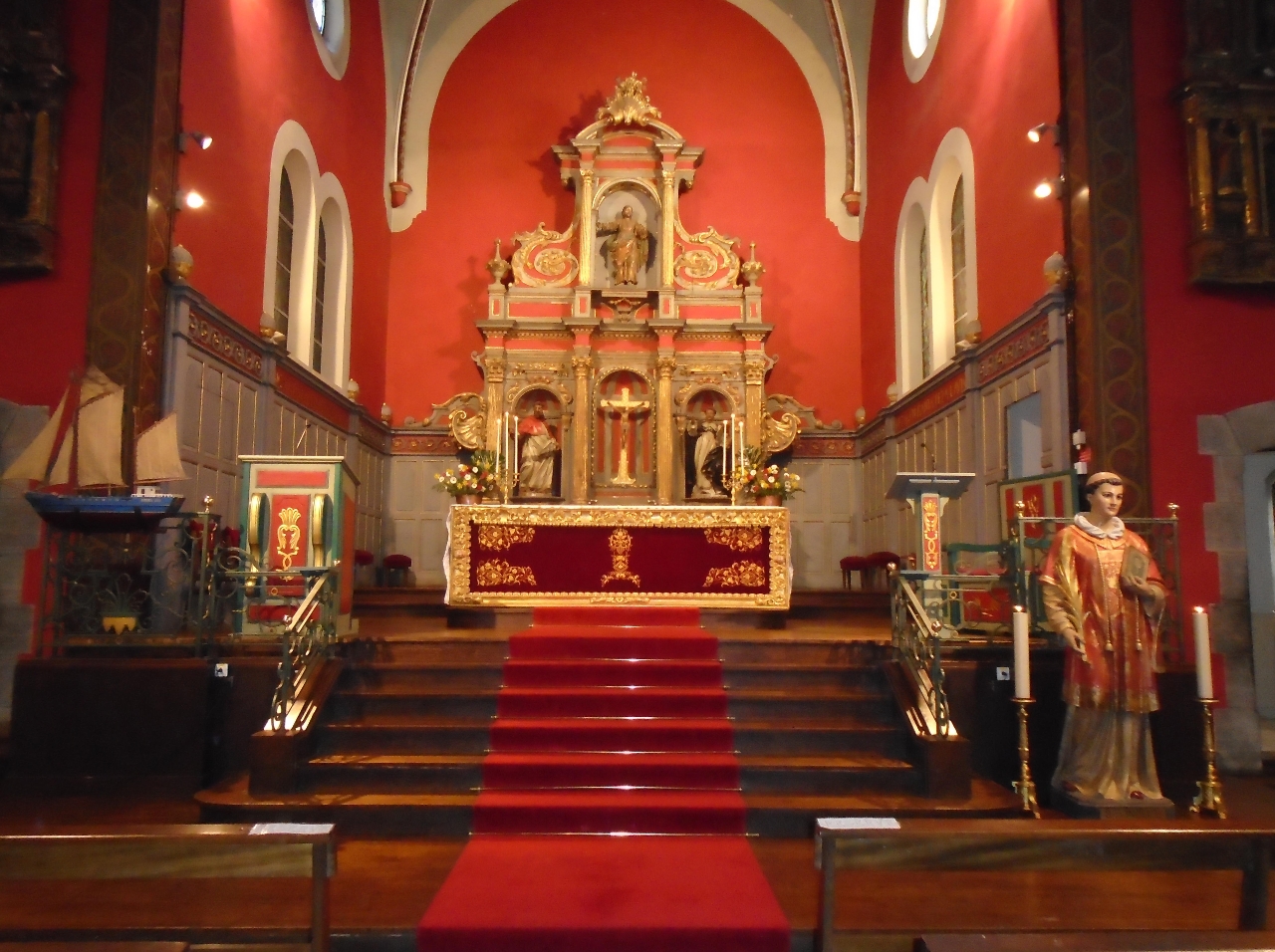 L'autel paré du rouge des martyrs,- Le "Bichincho" et "Jondoni Bixintxo"