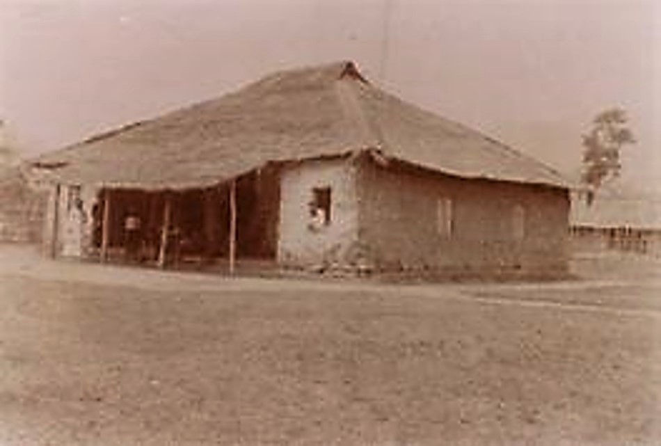 La hutte et la chapelle de Clément Vismara à Mong Lin, où il réside de 1924 à 1929..jpg