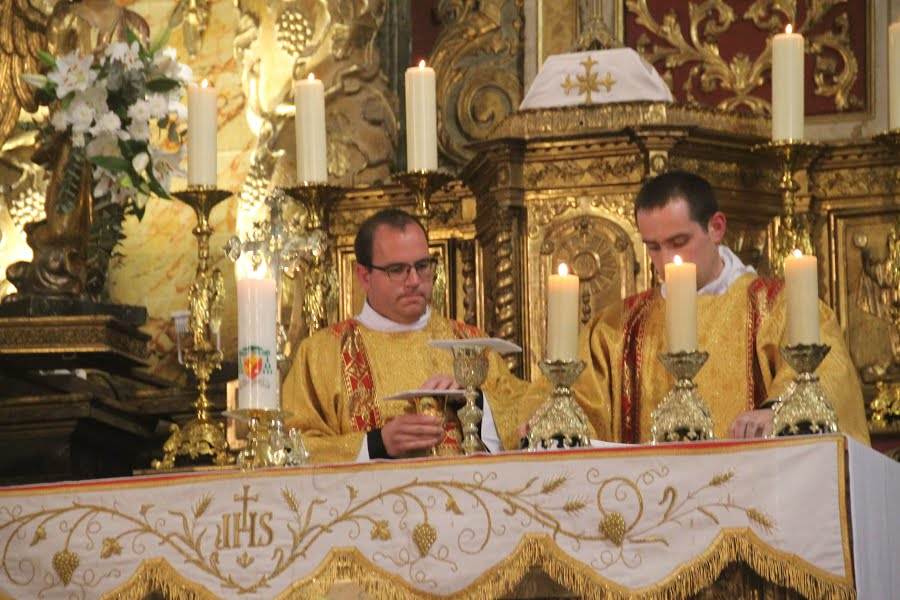 Les diacres préparent l'autel pour le temps de l'Eucharistie