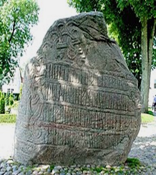 Pierre runique d'Harald à Jelling, Danemark. La plaque commémorative ci-dessus est à Wolin, Pologne.  Jürgen Howaldt — Photographie personnelle