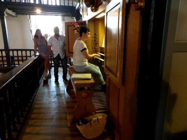 Ester à l'orgue