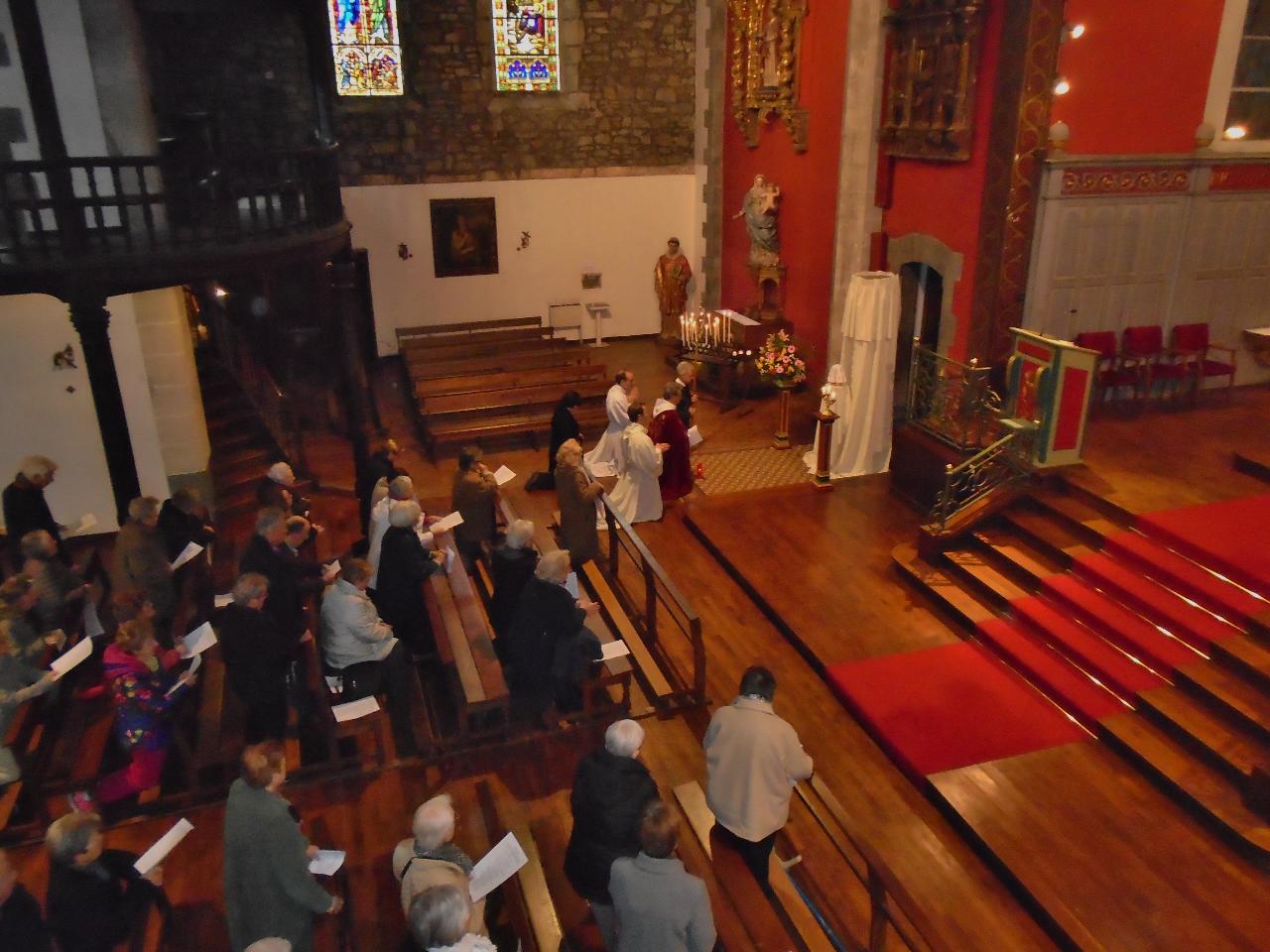 Adoration du Saint Sacrement qui a été veillé dès la fin de la messe du Jeudi Saint jusqu'au début du Chemin de Croix, 15 heures
