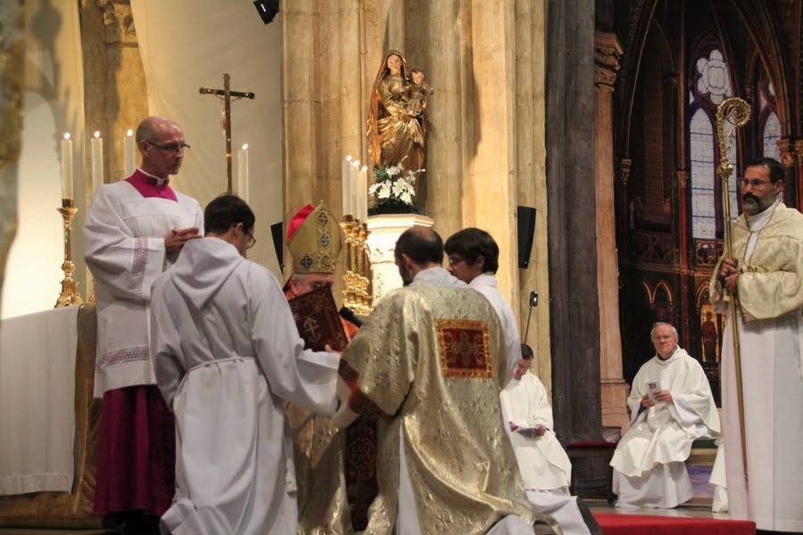 Tradition de l'Evangéliaire que leur remet l'évêque et qu'ils porteront désormais à la messe.