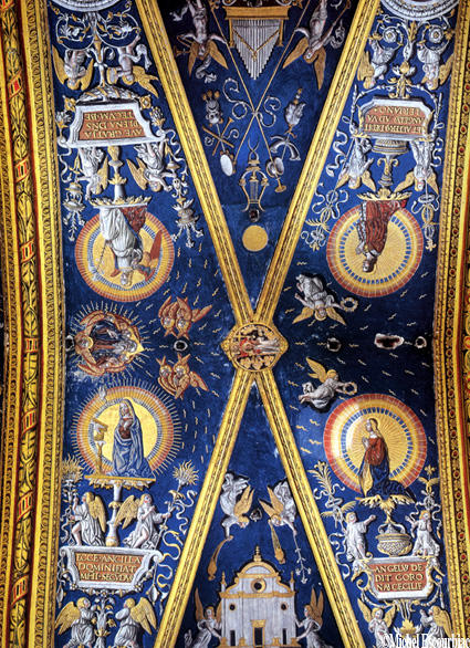 Sur la voûte, Cécile est en prière, tout comme Valérien, représenté sur le versant opposé.  De profil, les mains jointes, à genoux  et dans un disque rayonnant aux couleurs de l’arc-en-ciel.