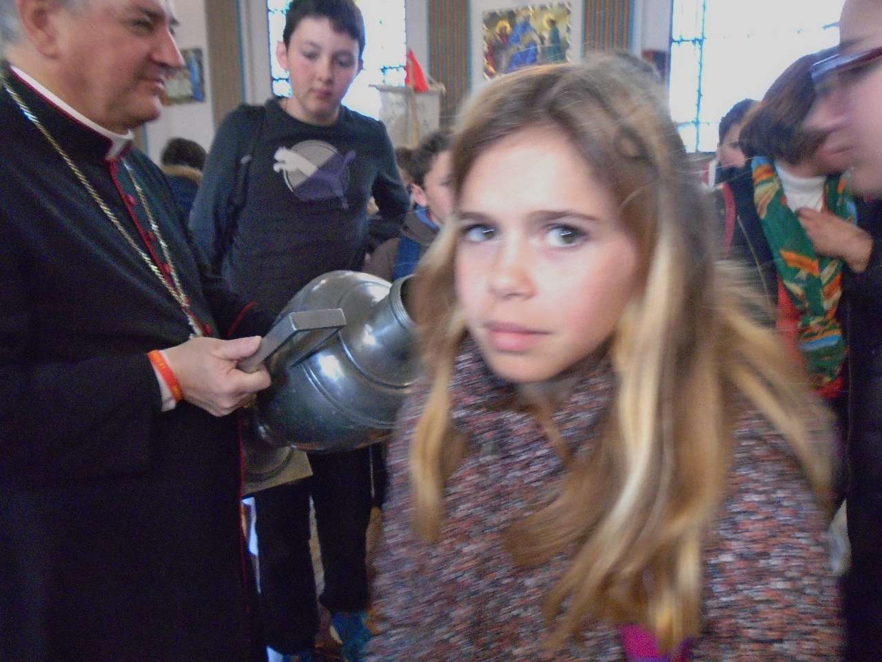 Les enfants ont déjà pu s'imprégner de la bonne odeur de l'huile qui les marquera à leur confirmation