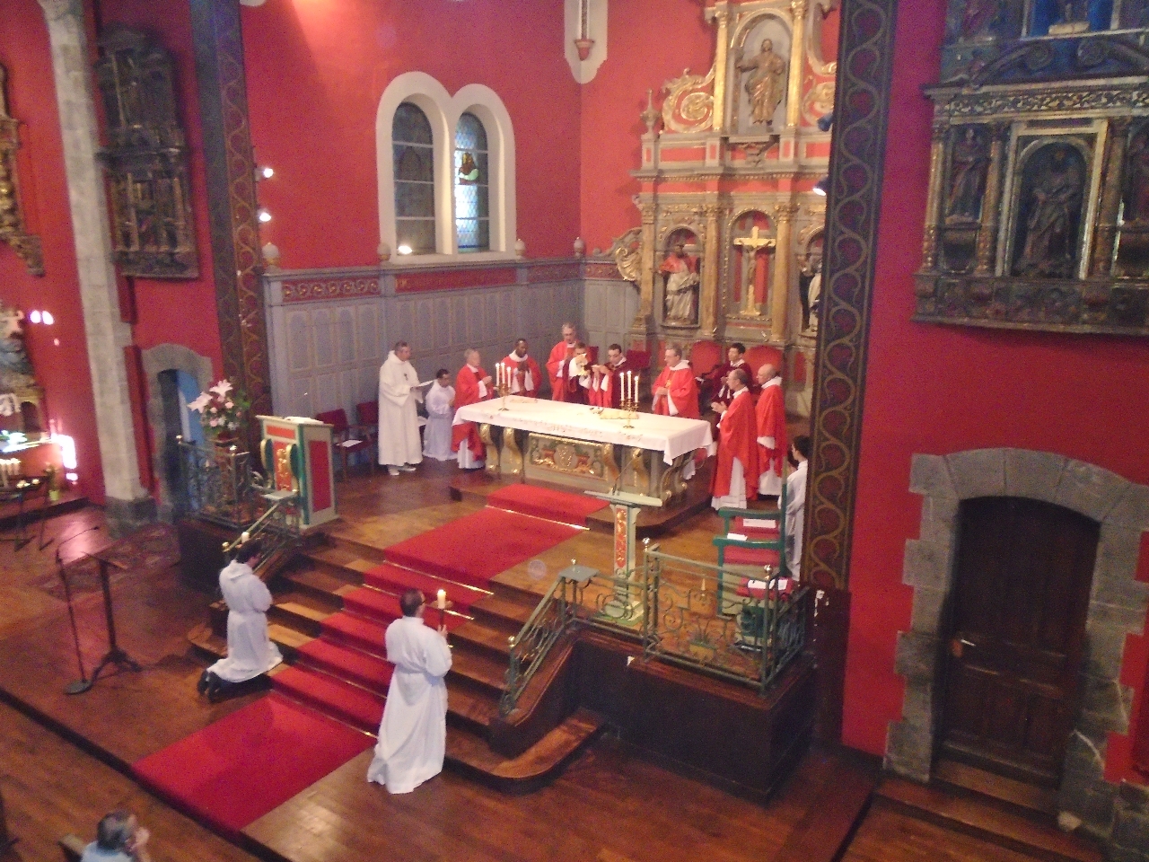 L'abbé Amador VICENTE célèbre sa première messe à Saint Vincent à Hendaye