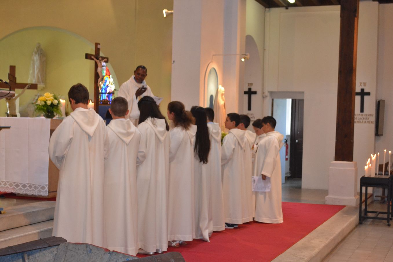 Le prêtre explique la prière du chapelet que les enfants ont reçus, les bénira et toute l'assemblée chantera "Agur Maria" avec les enfants.