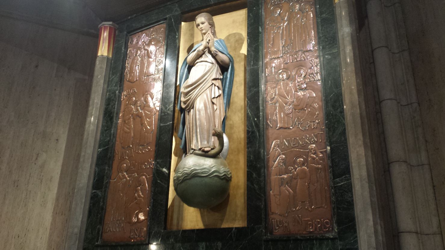 Belle statue de la Vierge Marie dans le chœur de l'église