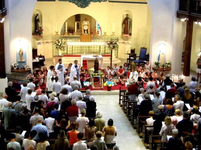 Messe et procession de l'Assomption à l'église Sainte Anne – Verre de l'amitié avec les vacanciers