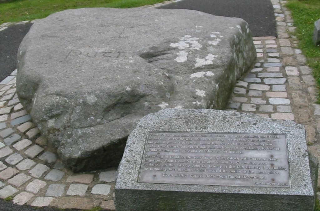 Saint_Patrick's_grave_Downpatrick.jpg