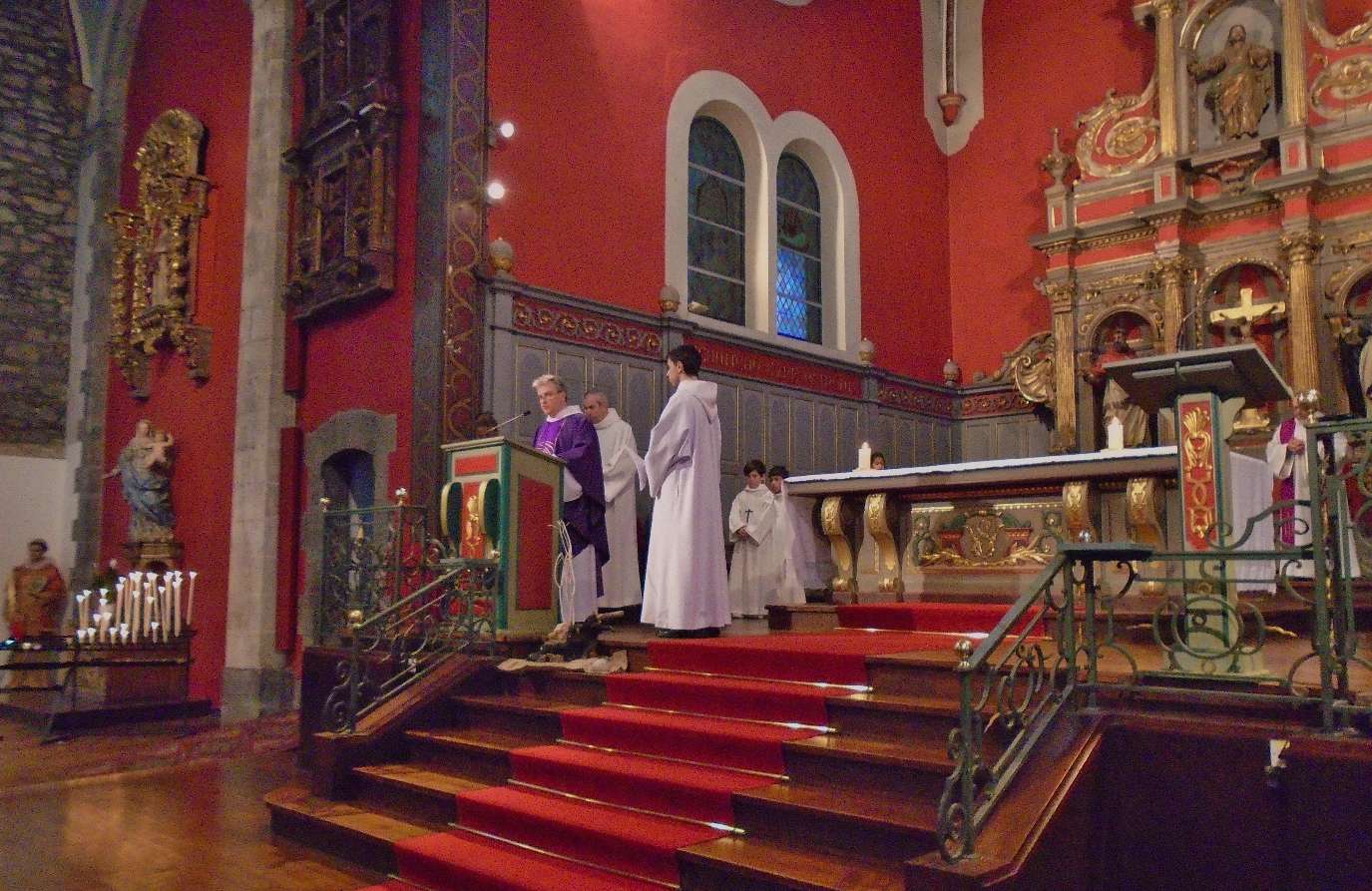 Auprès de l'abbé Jean-Marc, Gabriel catéchumène et servant d'autel pour la 1e fois.