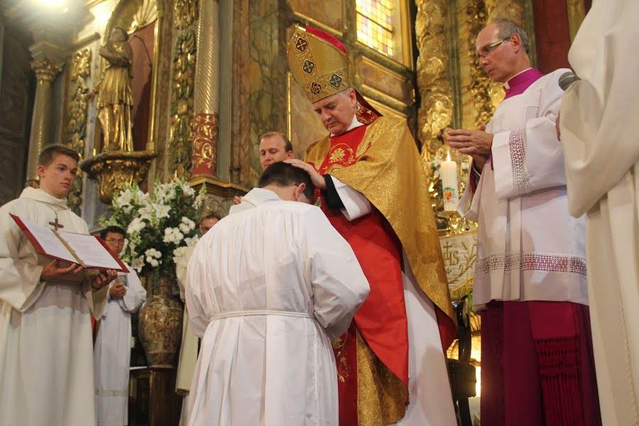 L'évêque impose les mains sur chaque ordinand puis dira la prière d'ordination