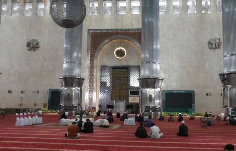 L'intérieur de la mosquée Istiqlal