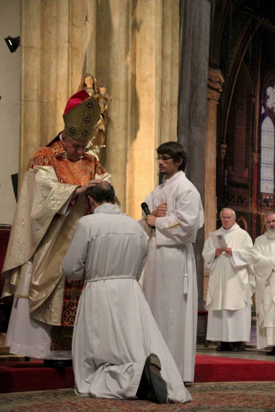 L'ordination diaconale ; l'imposition des mains