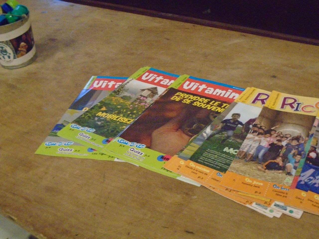 Dans la salle, la table pour consulter les magazines trimestriels que les enfants reçoivent, selon leur âge, par leur inscription à l'ACE