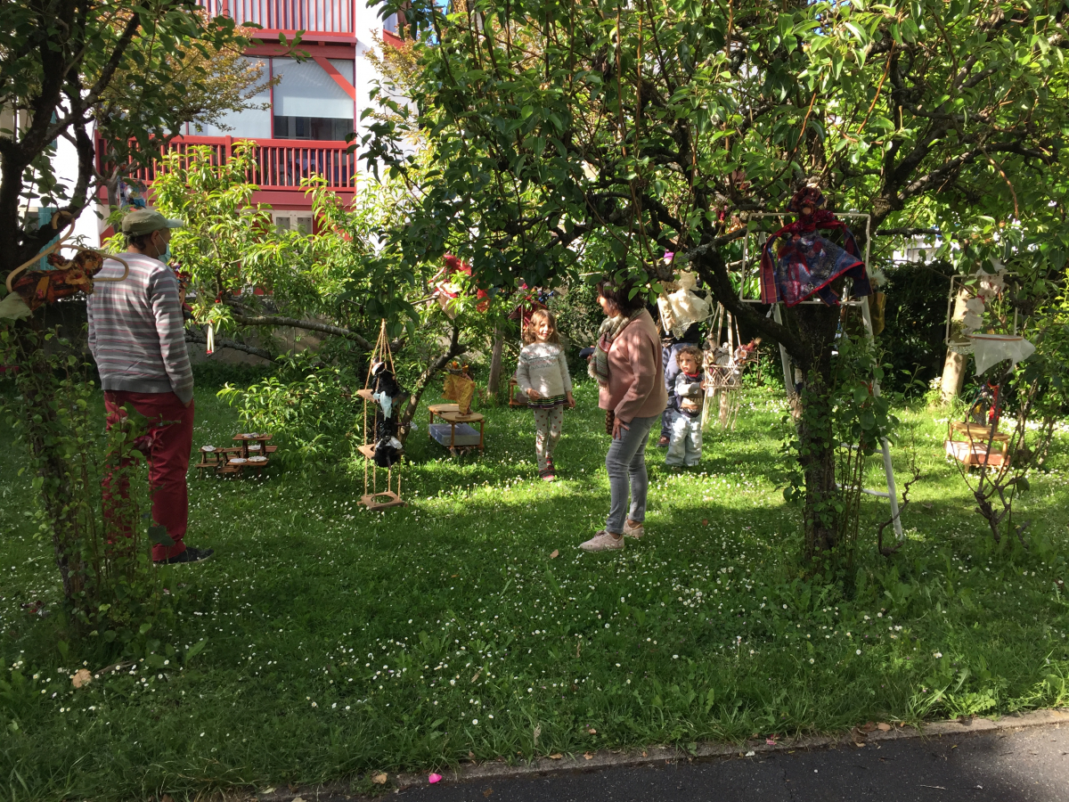 Une exposition insolite dans le jardin du presbytère