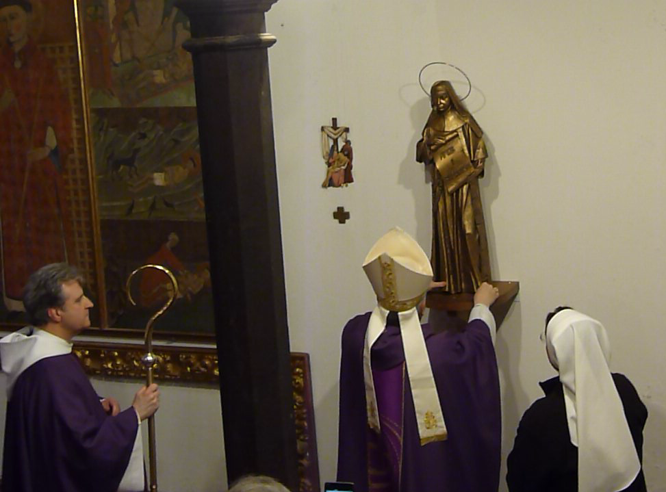 Monseigneur Aillet ajuste la position de Sainte Maria Josefa